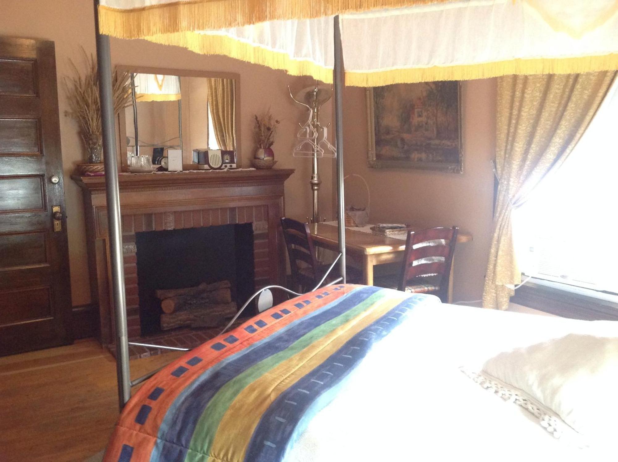 Maison Mckenzie House Campbellton Room photo